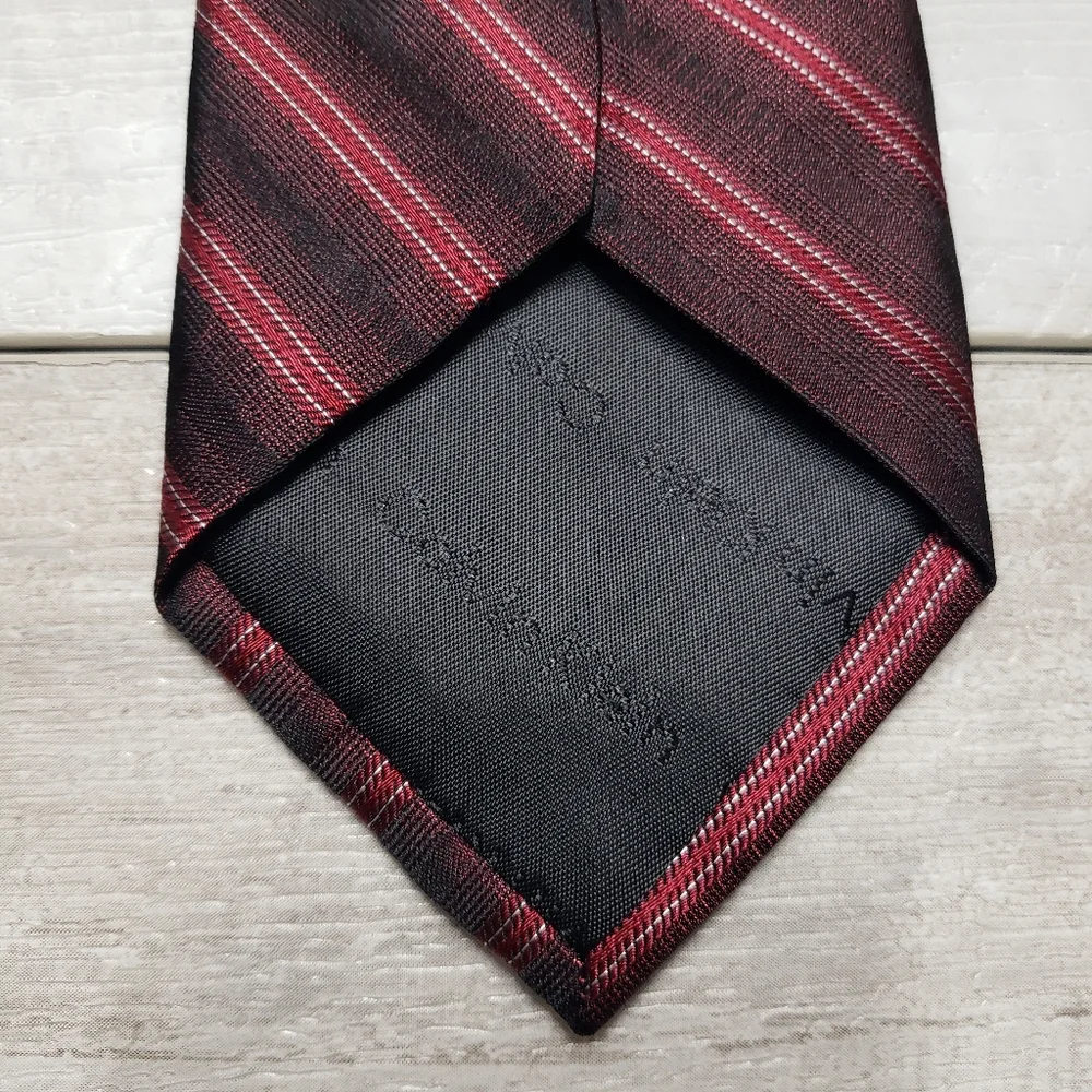Calvin Klein 100% Silk Mens 57.5x3 Necktie Carbon Stripe II Office